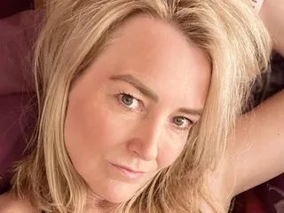 Admire MsGee, she wants to masturbate for you MsGee from Streamate